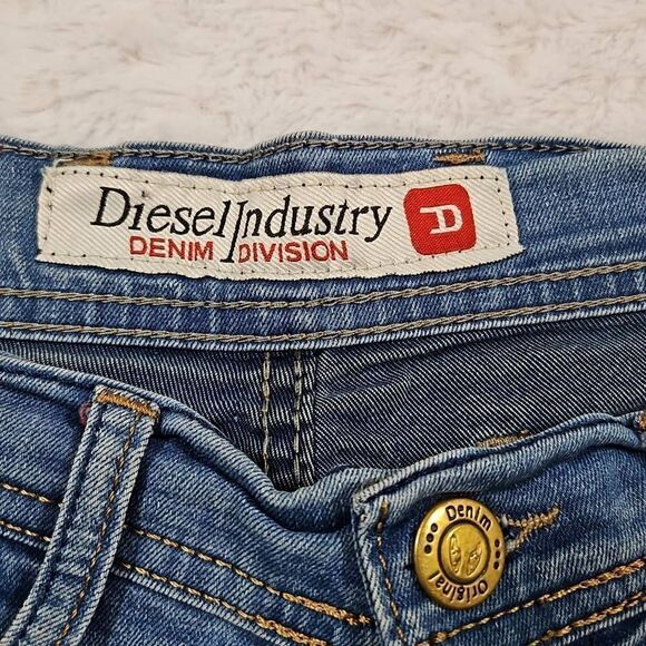 Diesel Industry Light Wash 30 x 24 Stretch Capris - Picture 9 of 10